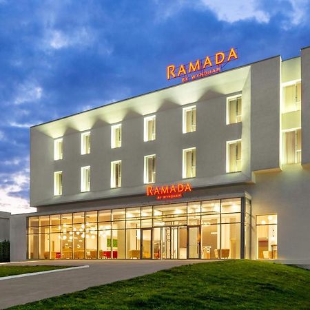 Ramada By Wyndham Targu Jiu Hotell Exteriör bild