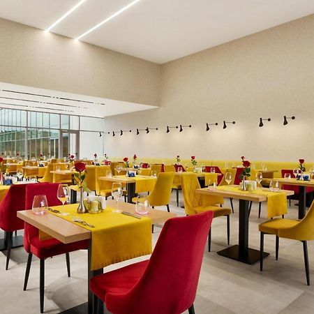 Ramada By Wyndham Targu Jiu Hotell Exteriör bild