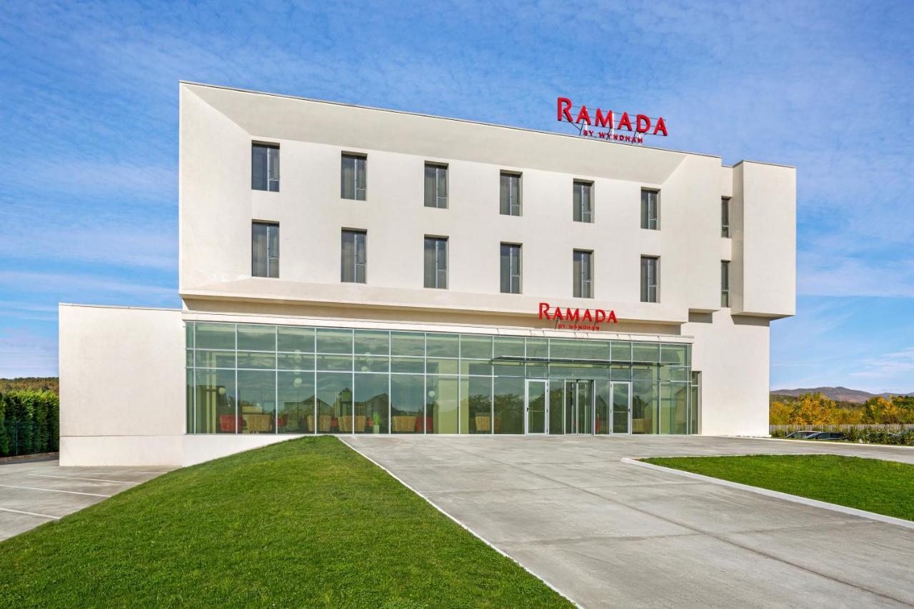 Ramada By Wyndham Targu Jiu Hotell Exteriör bild
