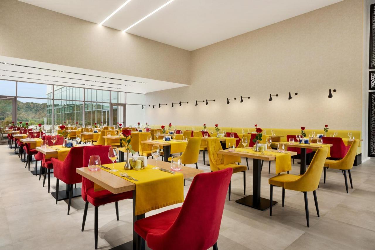Ramada By Wyndham Targu Jiu Hotell Exteriör bild