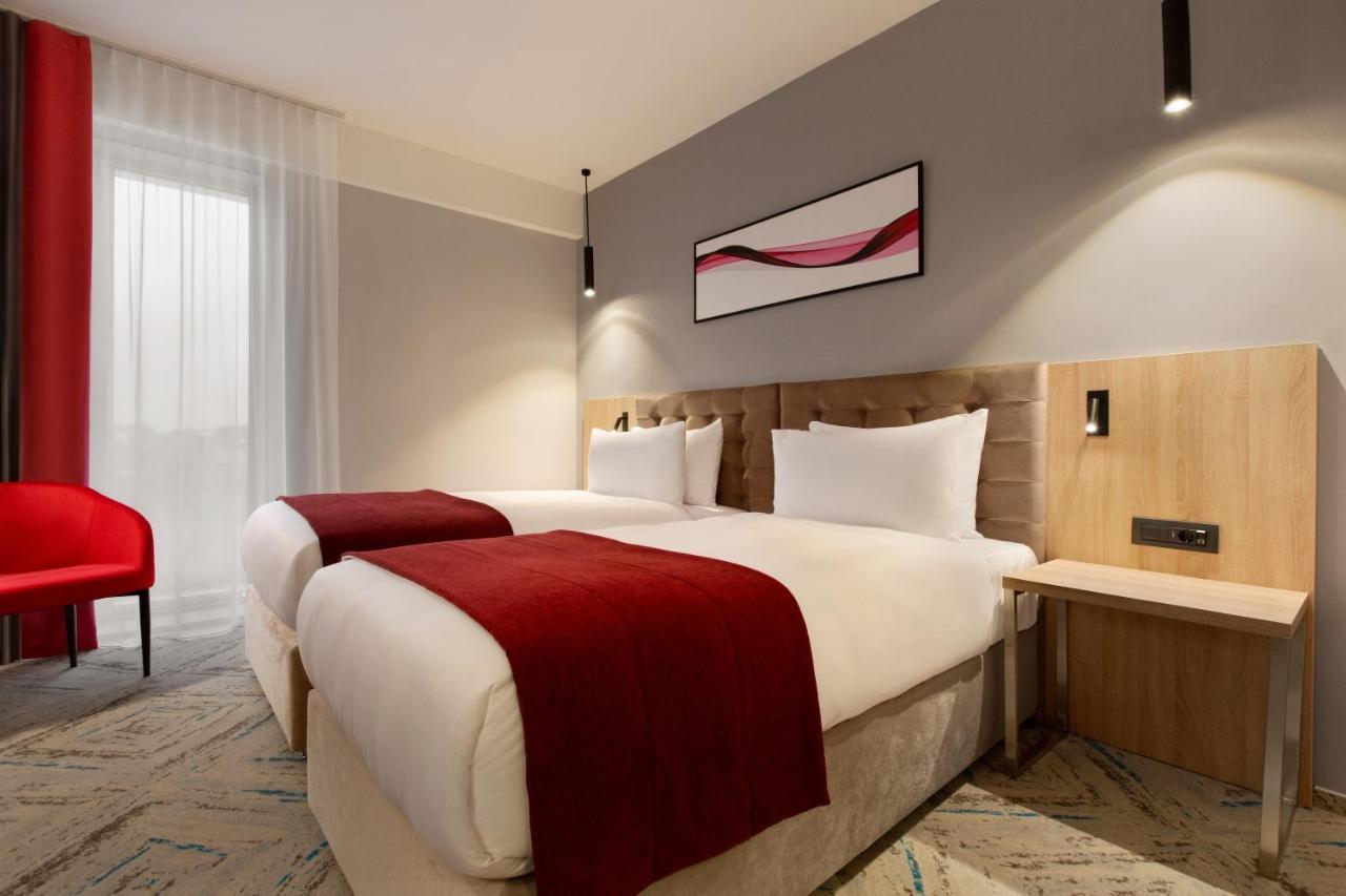Ramada By Wyndham Targu Jiu Hotell Exteriör bild