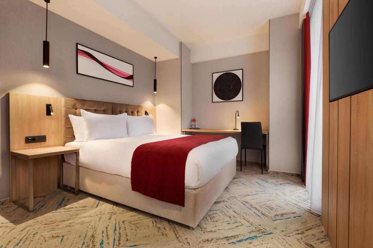 Ramada By Wyndham Targu Jiu Hotell Exteriör bild