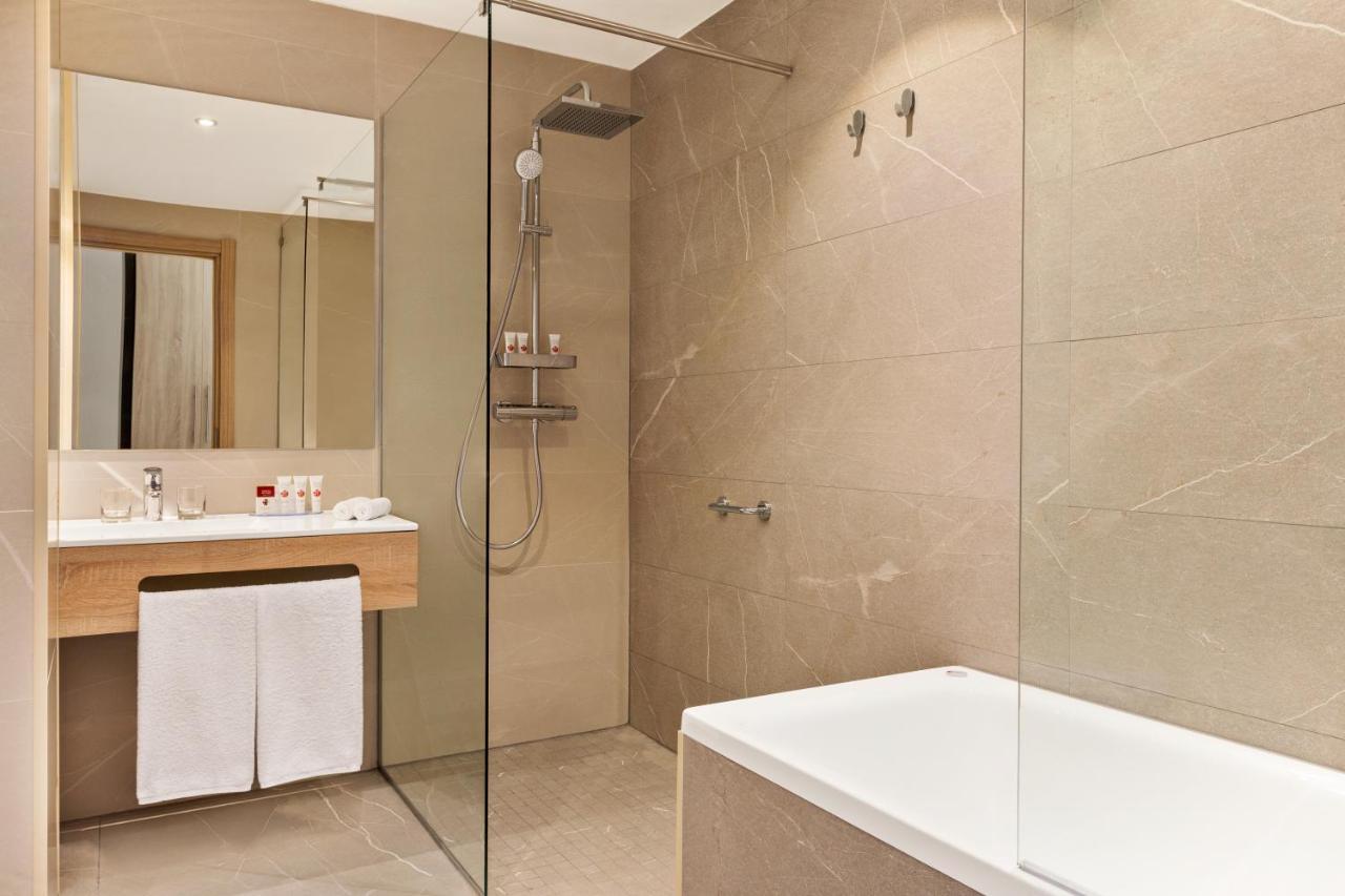 Ramada By Wyndham Targu Jiu Hotell Exteriör bild