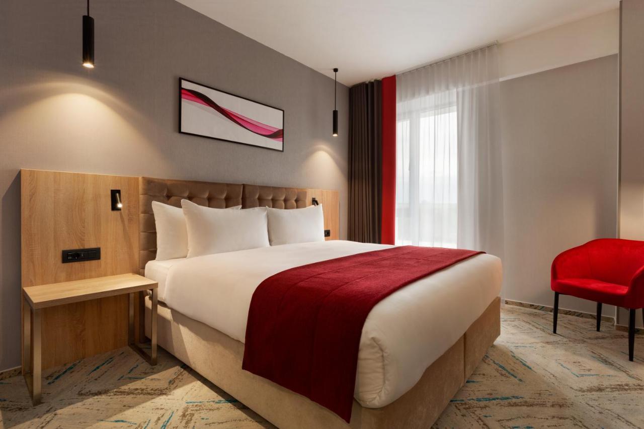 Ramada By Wyndham Targu Jiu Hotell Exteriör bild