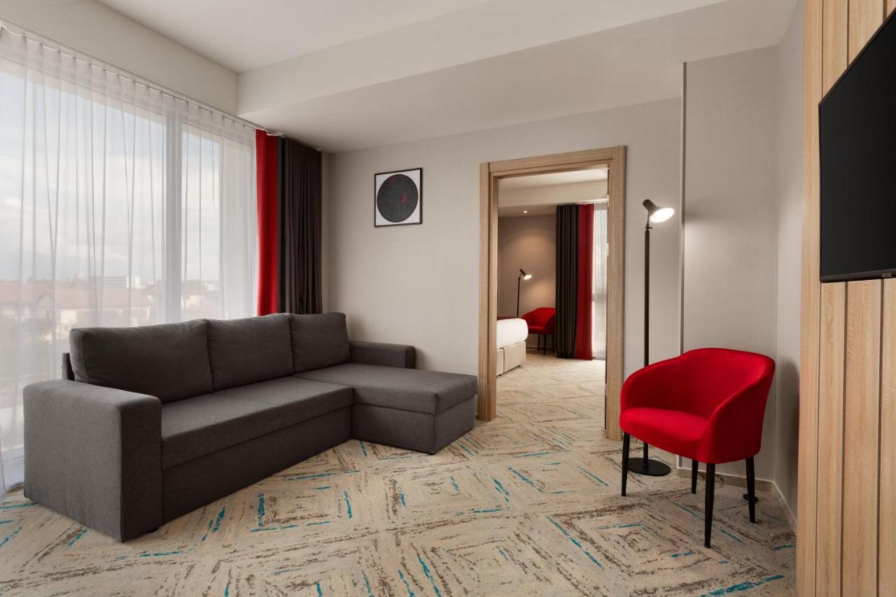 Ramada By Wyndham Targu Jiu Hotell Exteriör bild