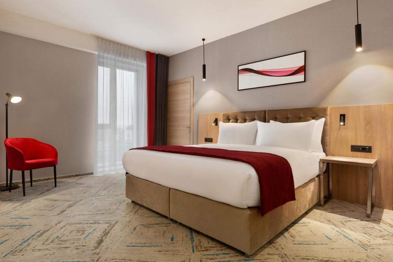 Ramada By Wyndham Targu Jiu Hotell Exteriör bild