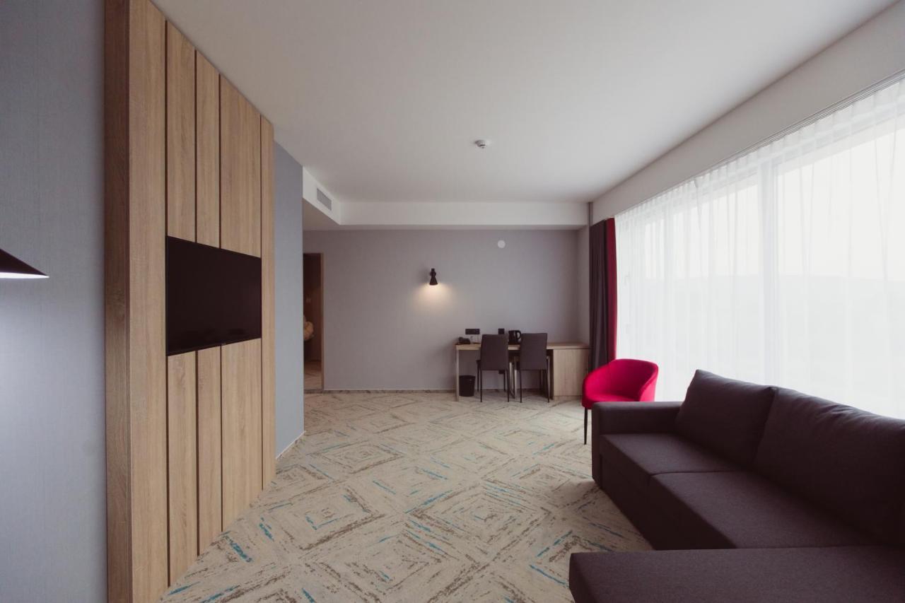Ramada By Wyndham Targu Jiu Hotell Exteriör bild