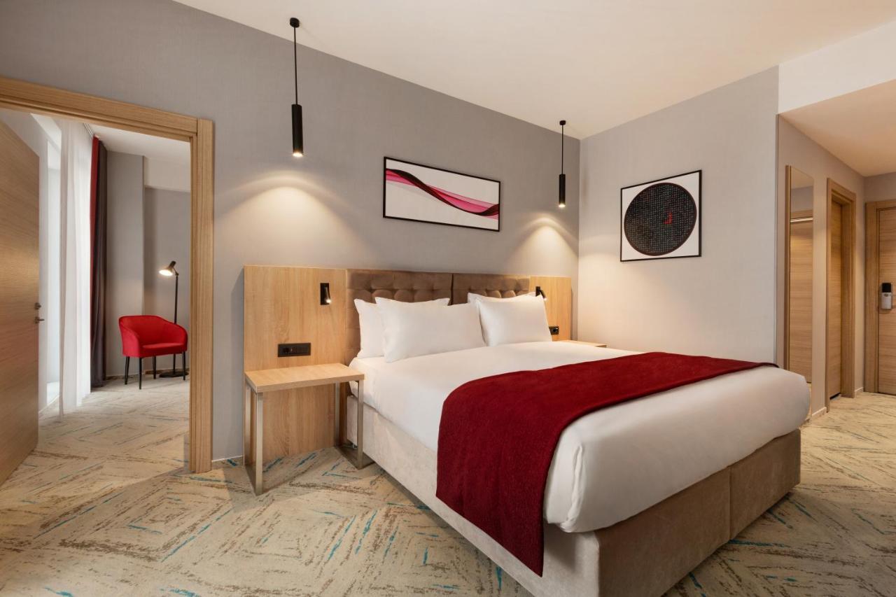 Ramada By Wyndham Targu Jiu Hotell Exteriör bild