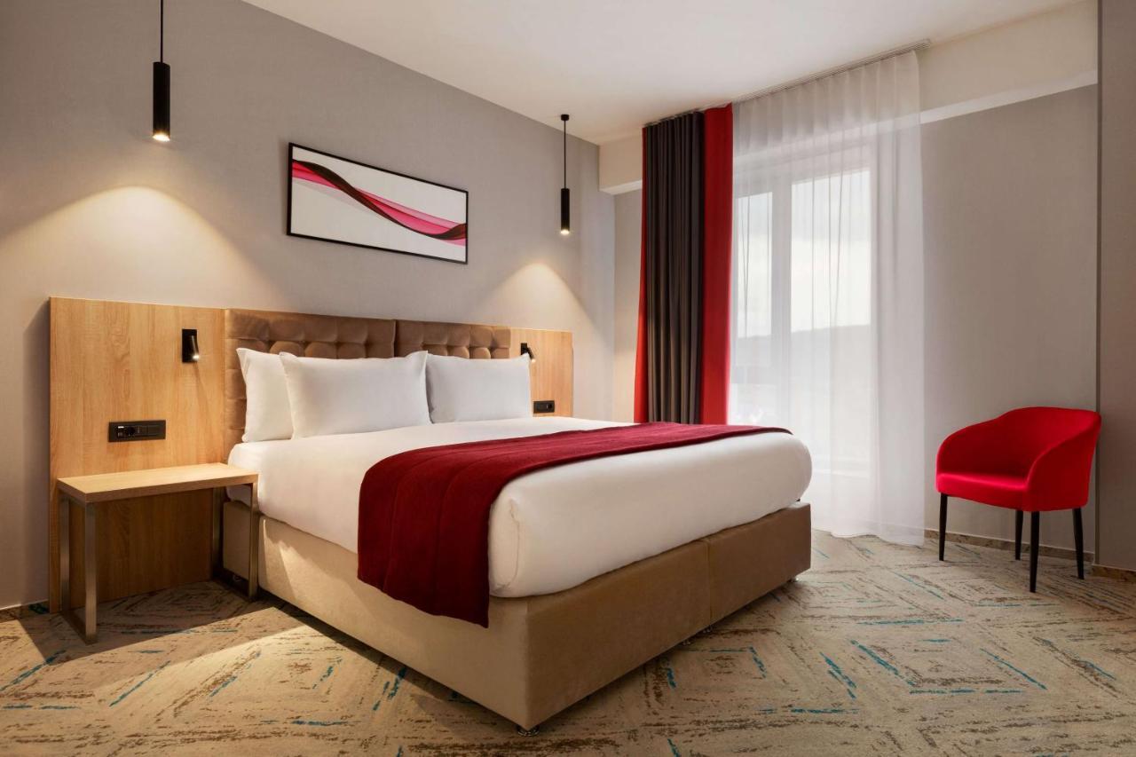 Ramada By Wyndham Targu Jiu Hotell Exteriör bild