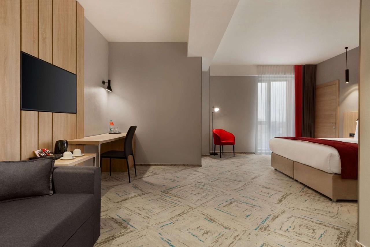 Ramada By Wyndham Targu Jiu Hotell Exteriör bild