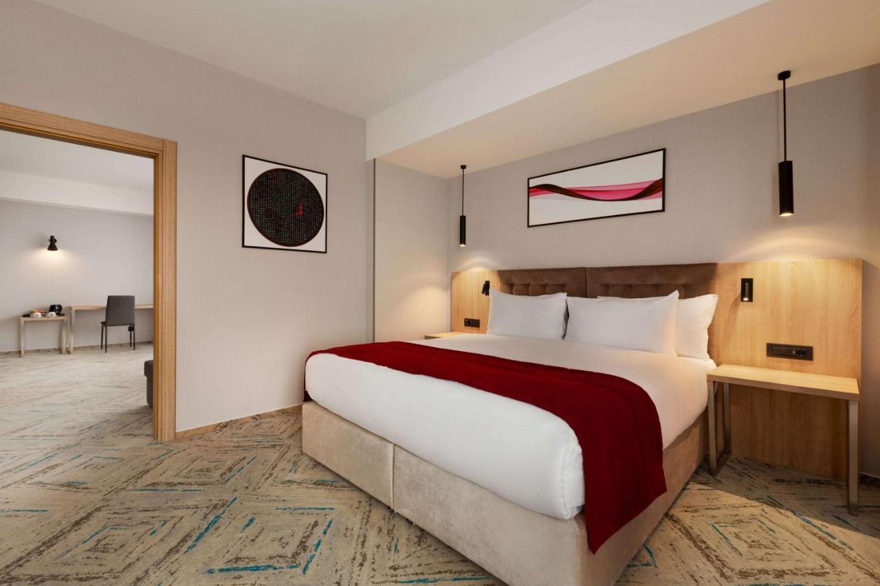 Ramada By Wyndham Targu Jiu Hotell Exteriör bild