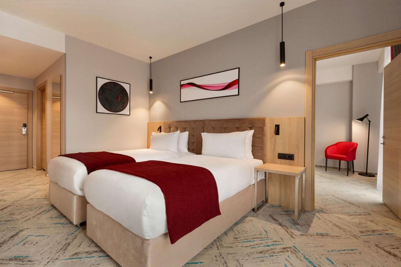 Ramada By Wyndham Targu Jiu Hotell Exteriör bild