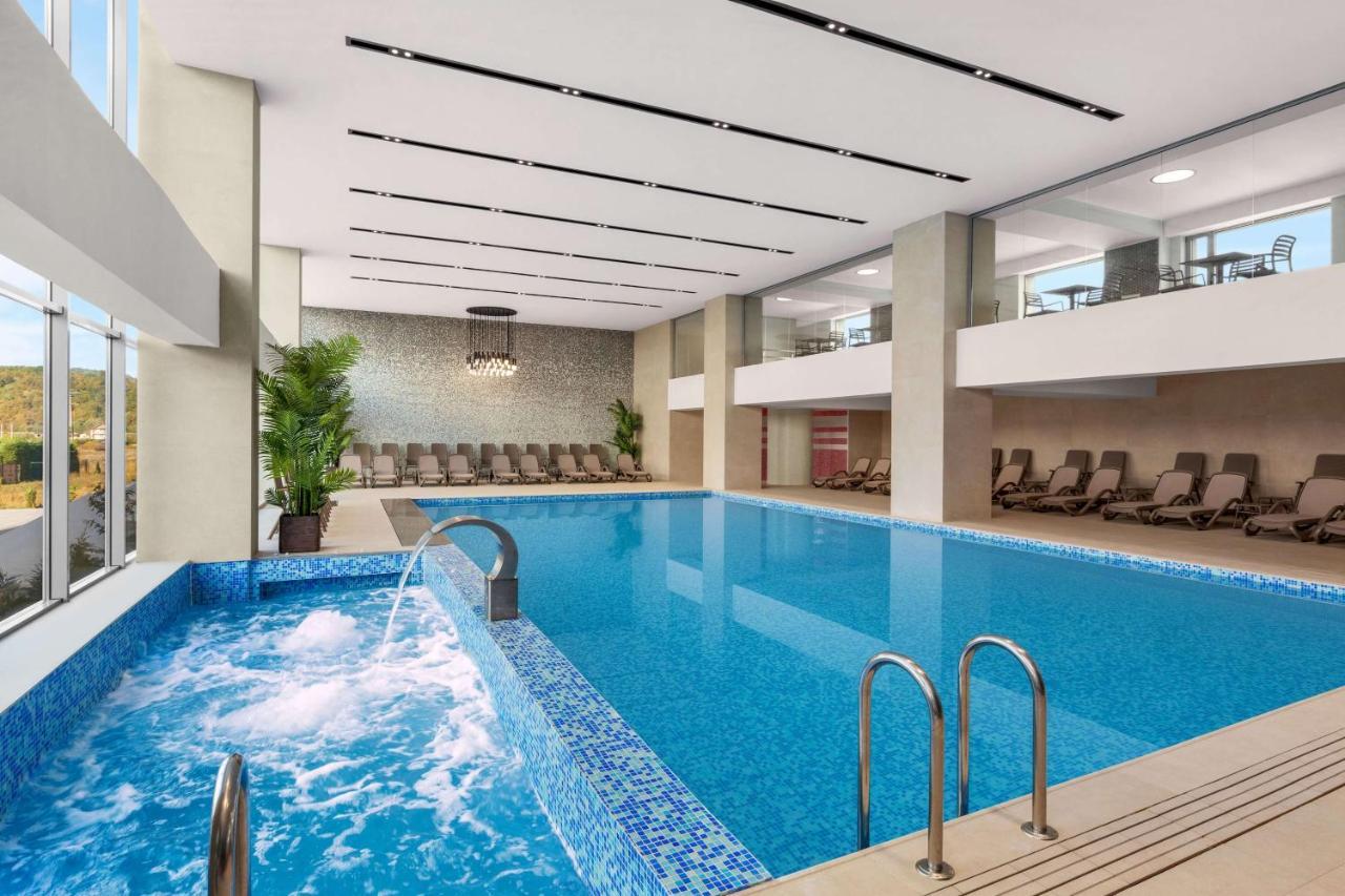 Ramada By Wyndham Targu Jiu Hotell Exteriör bild