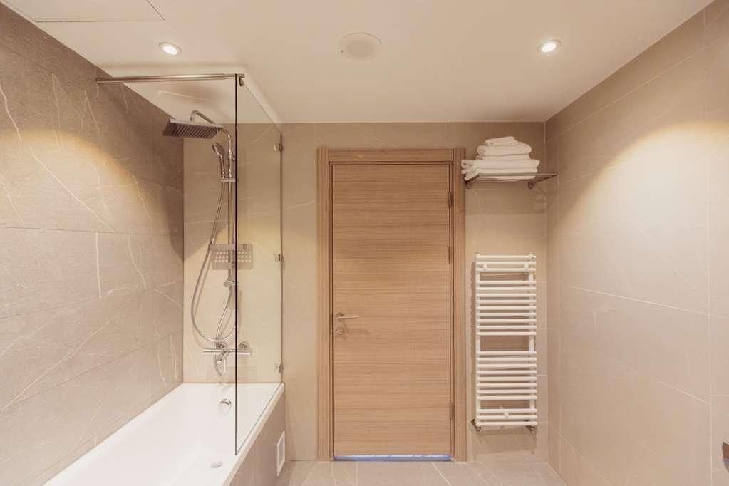 Ramada By Wyndham Targu Jiu Hotell Rum bild