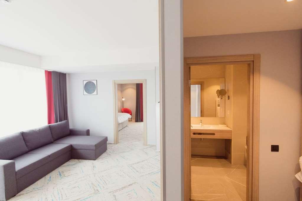 Ramada By Wyndham Targu Jiu Hotell Rum bild