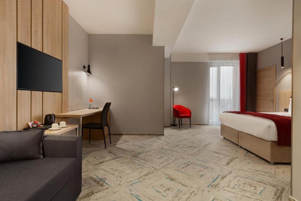 Ramada By Wyndham Targu Jiu Hotell Exteriör bild